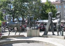 Bild zu Brunnenskulptur "Imaginäres Theater" auf dem Karl-Marx-Platz