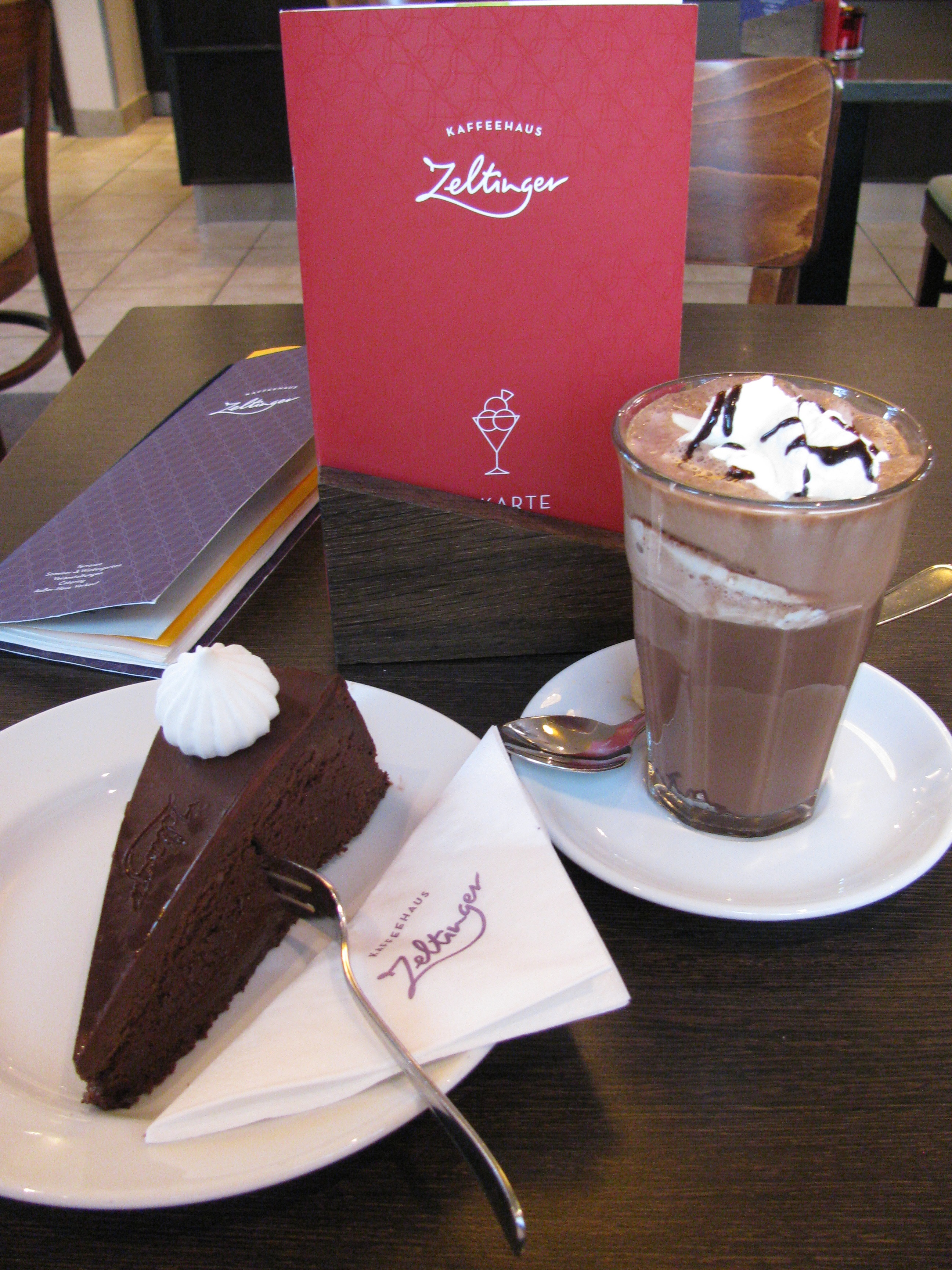 Chocolate Cake und Heiße Schokolade.