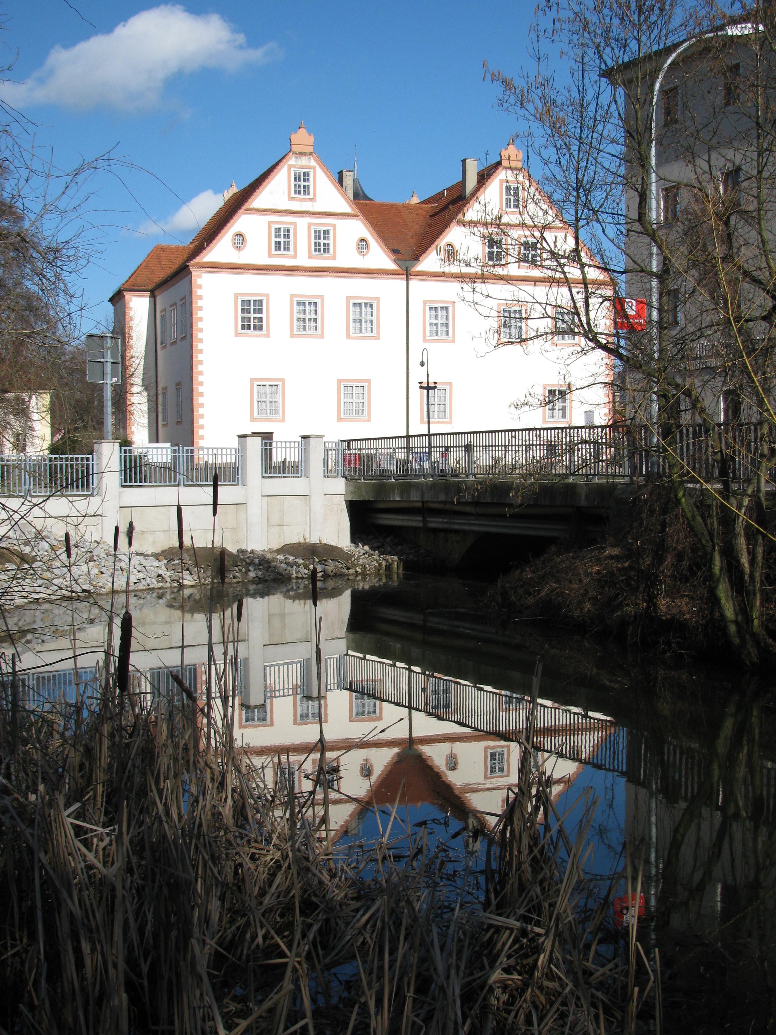 Das Schloss Königs Wusterhausen spiegelt sich hier bei Sonne im Nottekanal (ein Ausläufer des Kanals) im Februar 2014. :)