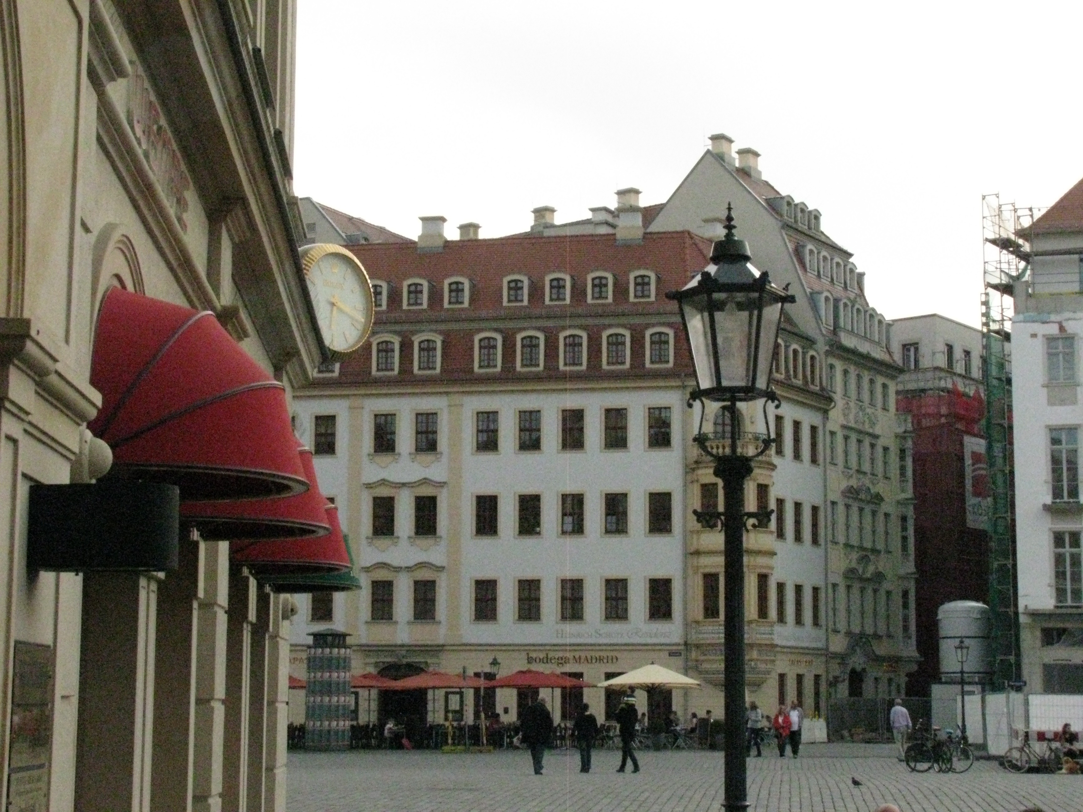 Bodega Madrid abends in Dresden.