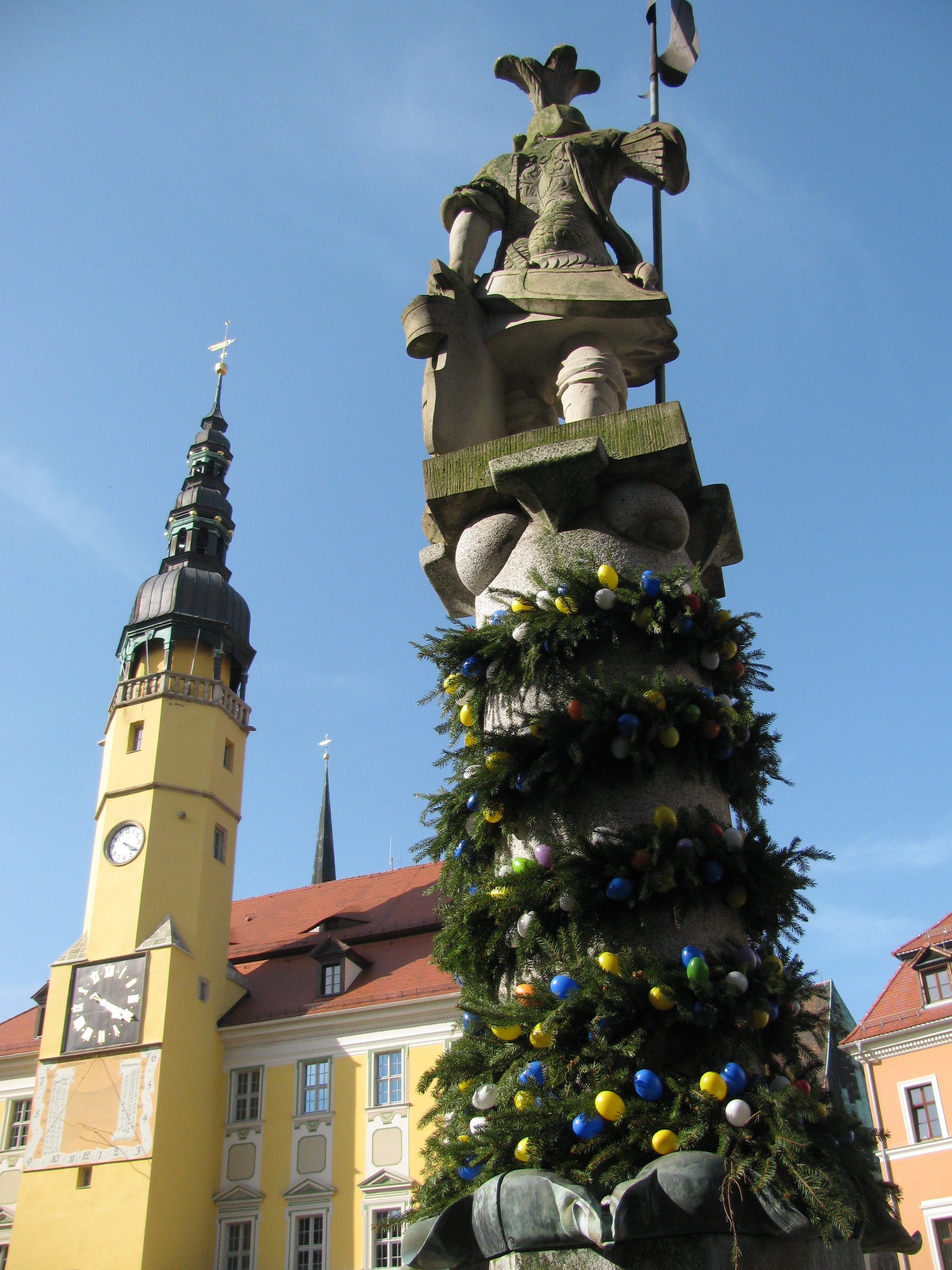 Rathaus mit Brunnen davor.