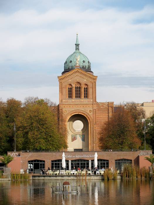 Café am Engelbecken mit Michaelkirche im Oktober 2019.:)