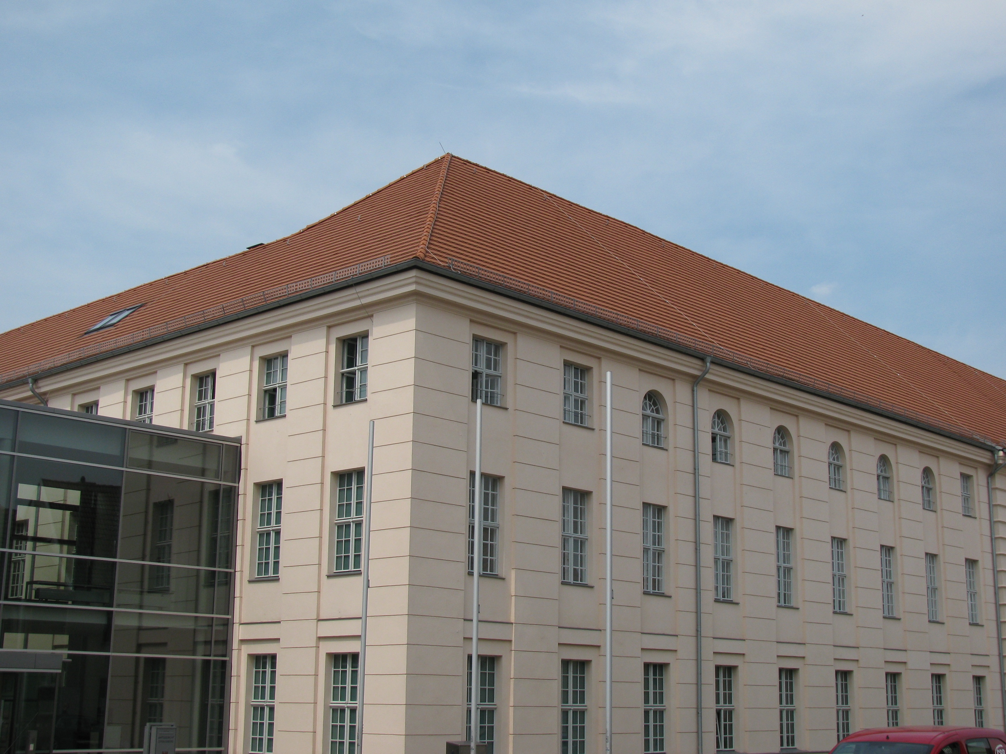 Moderner und Nördlicher Gebäudeteil des Amtsgerichtes Strausberg.
