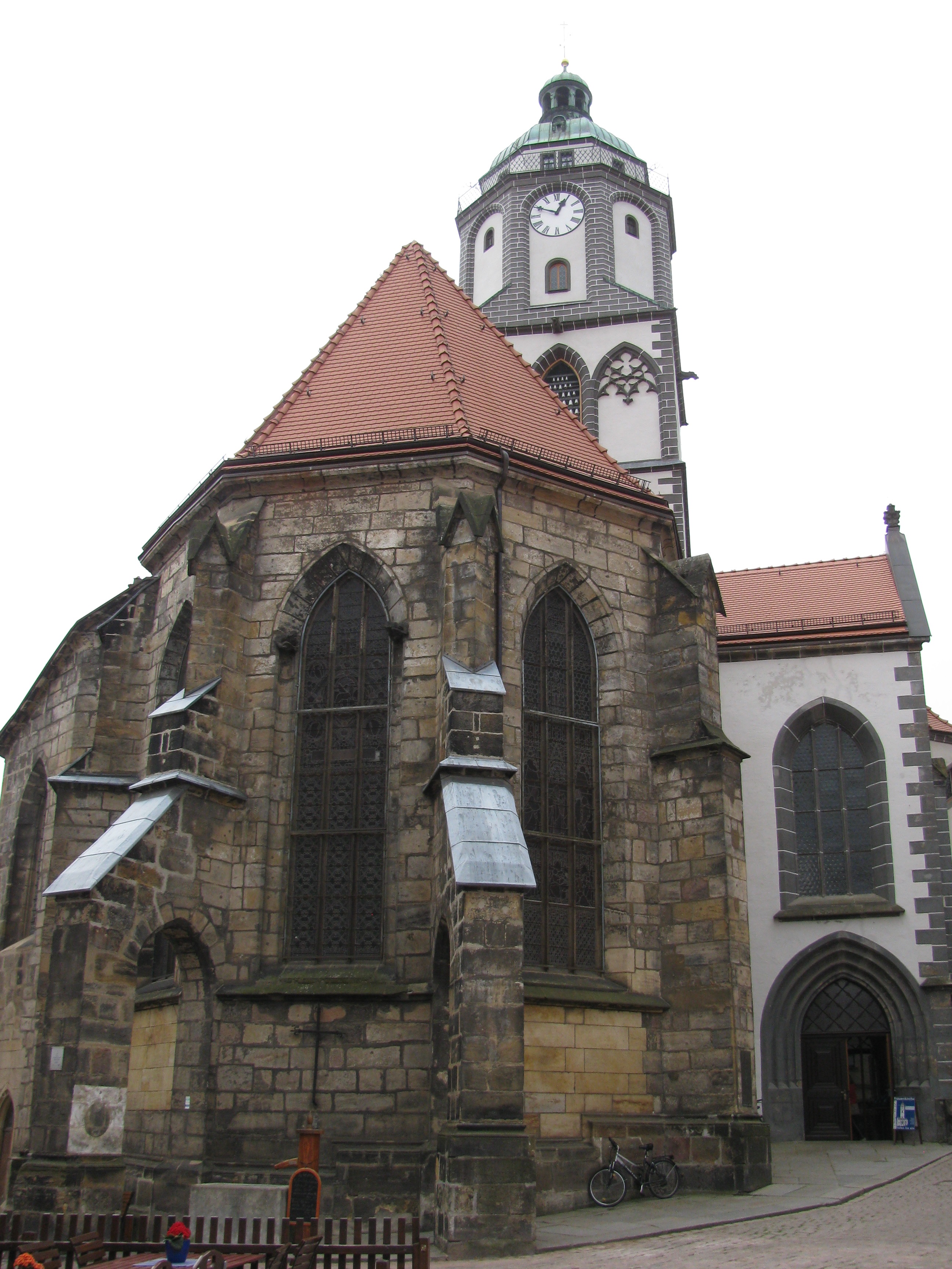 Frauenkirche mit gotischen Fenstern.