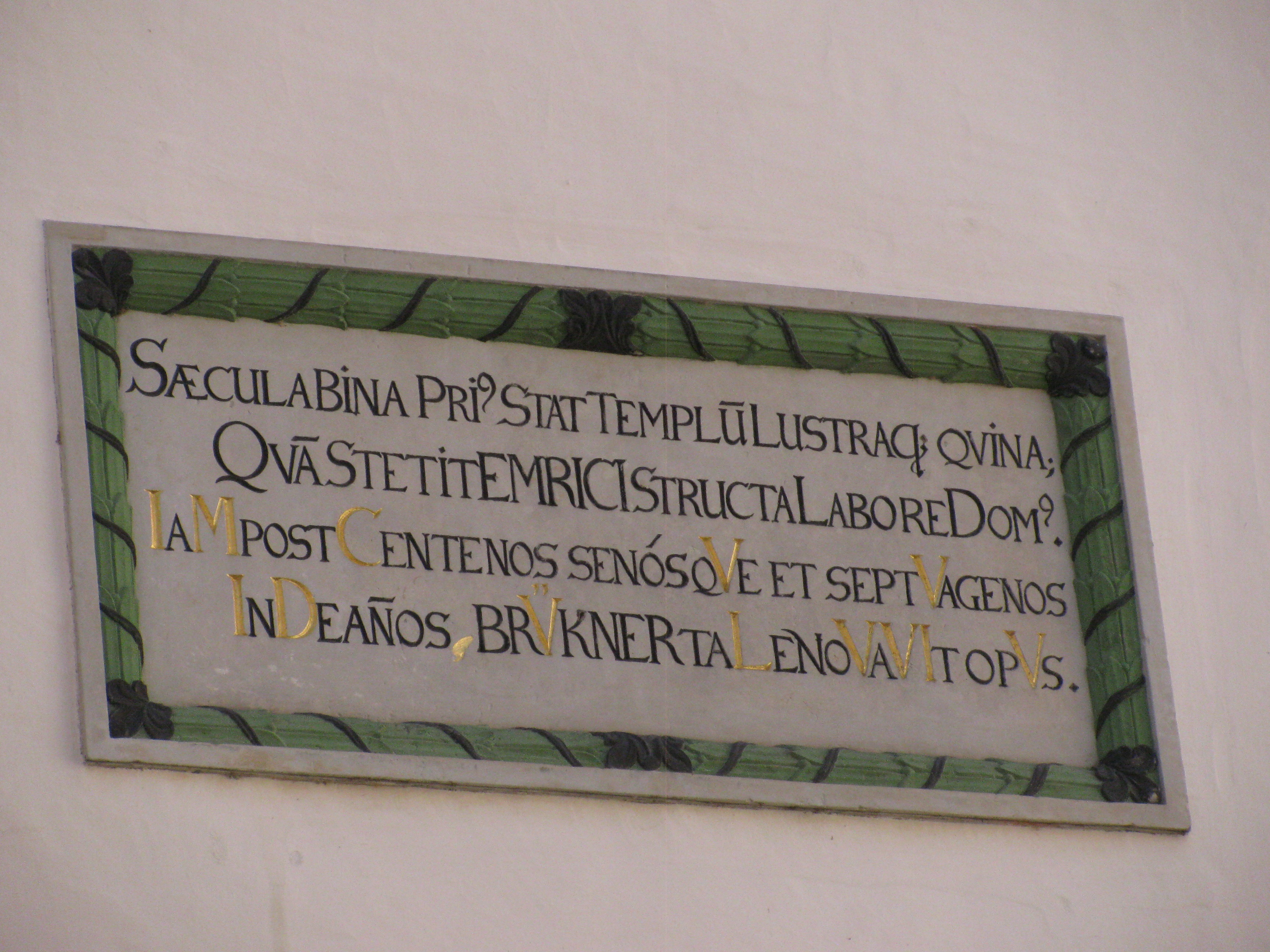 Inschrift im Innenhof.