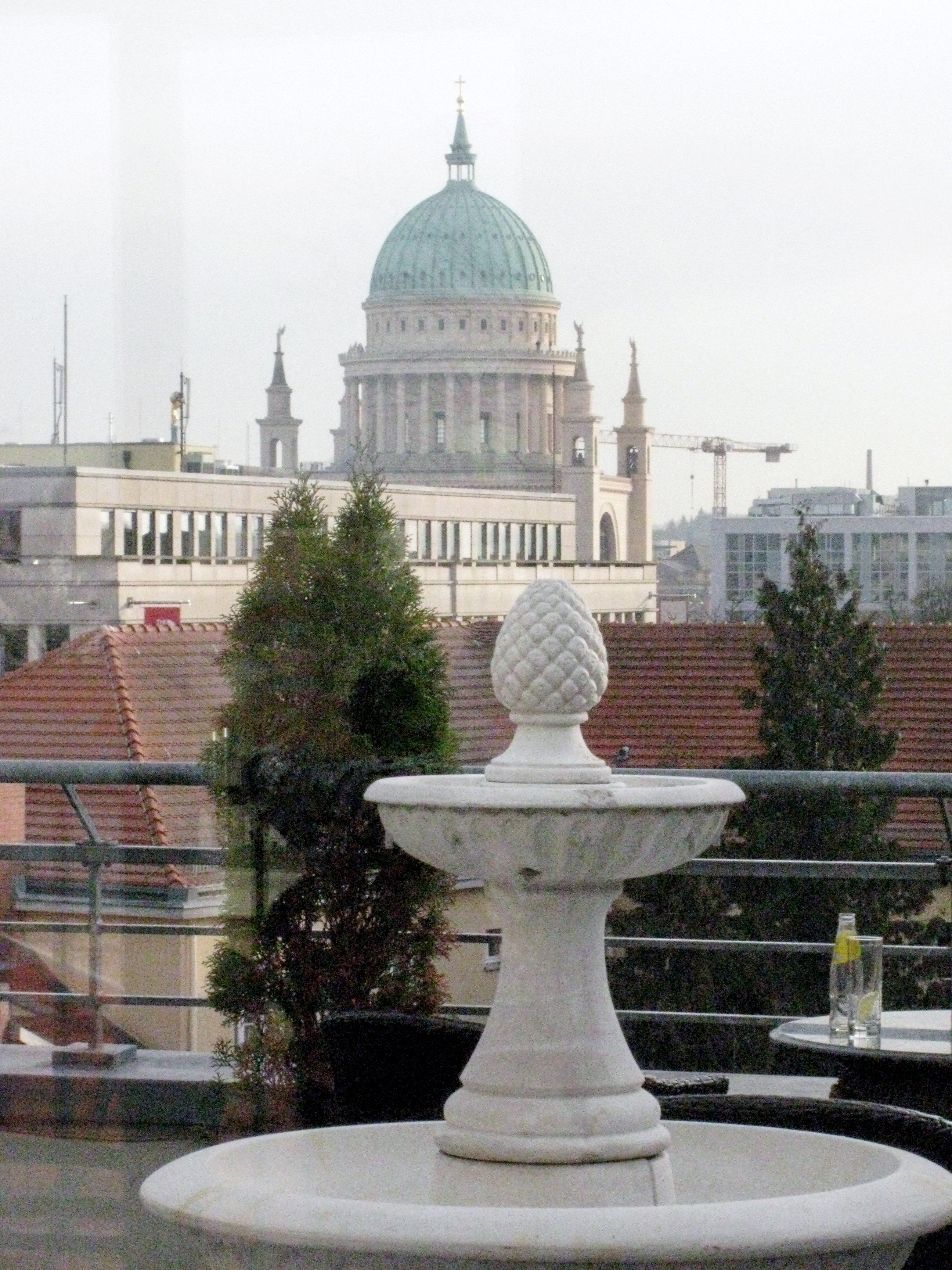 Die beeindruckend schöne Aussicht von der Terrasse des Restaurants Loft in Potsdam mit der Nikolaikirche!!! :)