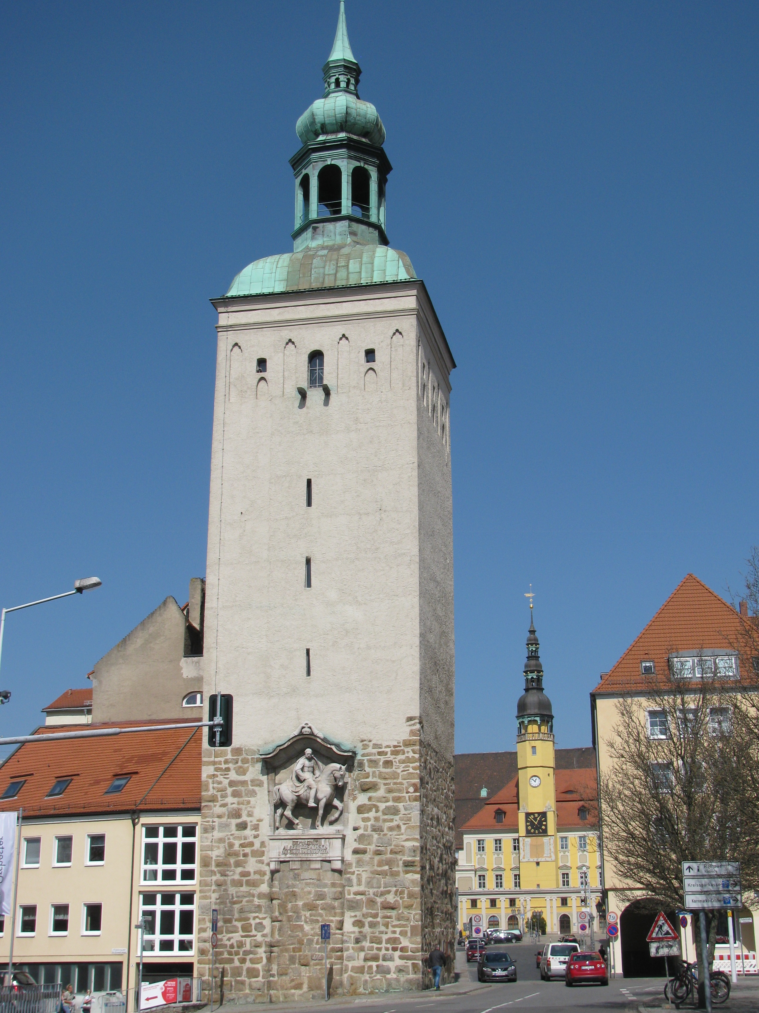 Rathaus rechts mit Lauenturm links.