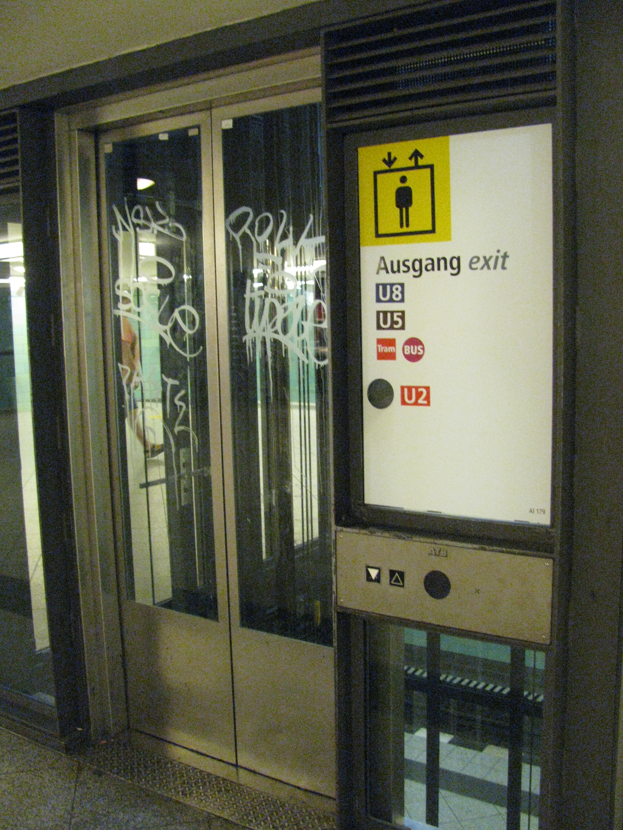 Beschmierter Aufzug, U8.
