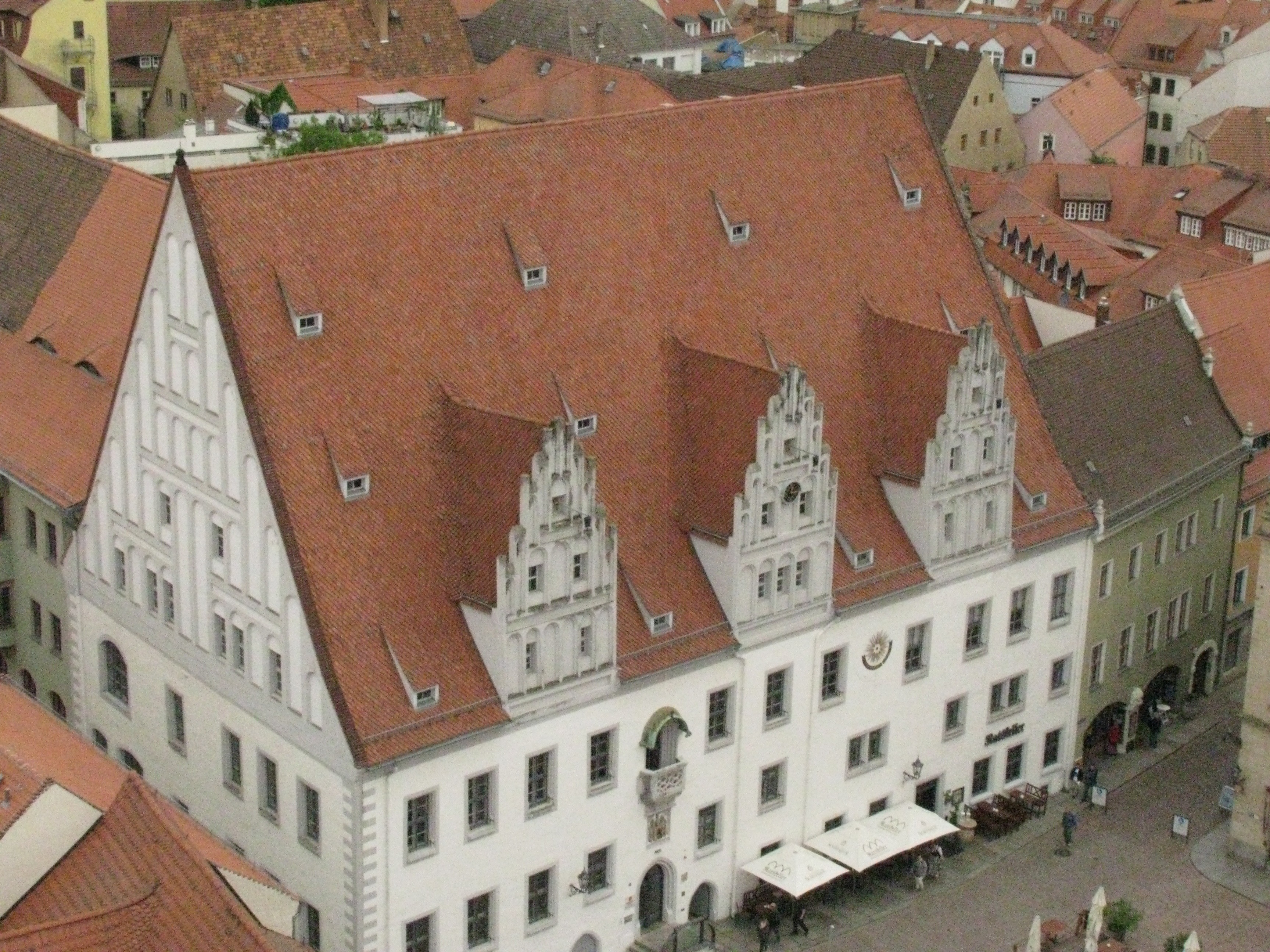 Blick vom Kirchturm aufs Rathaus.
