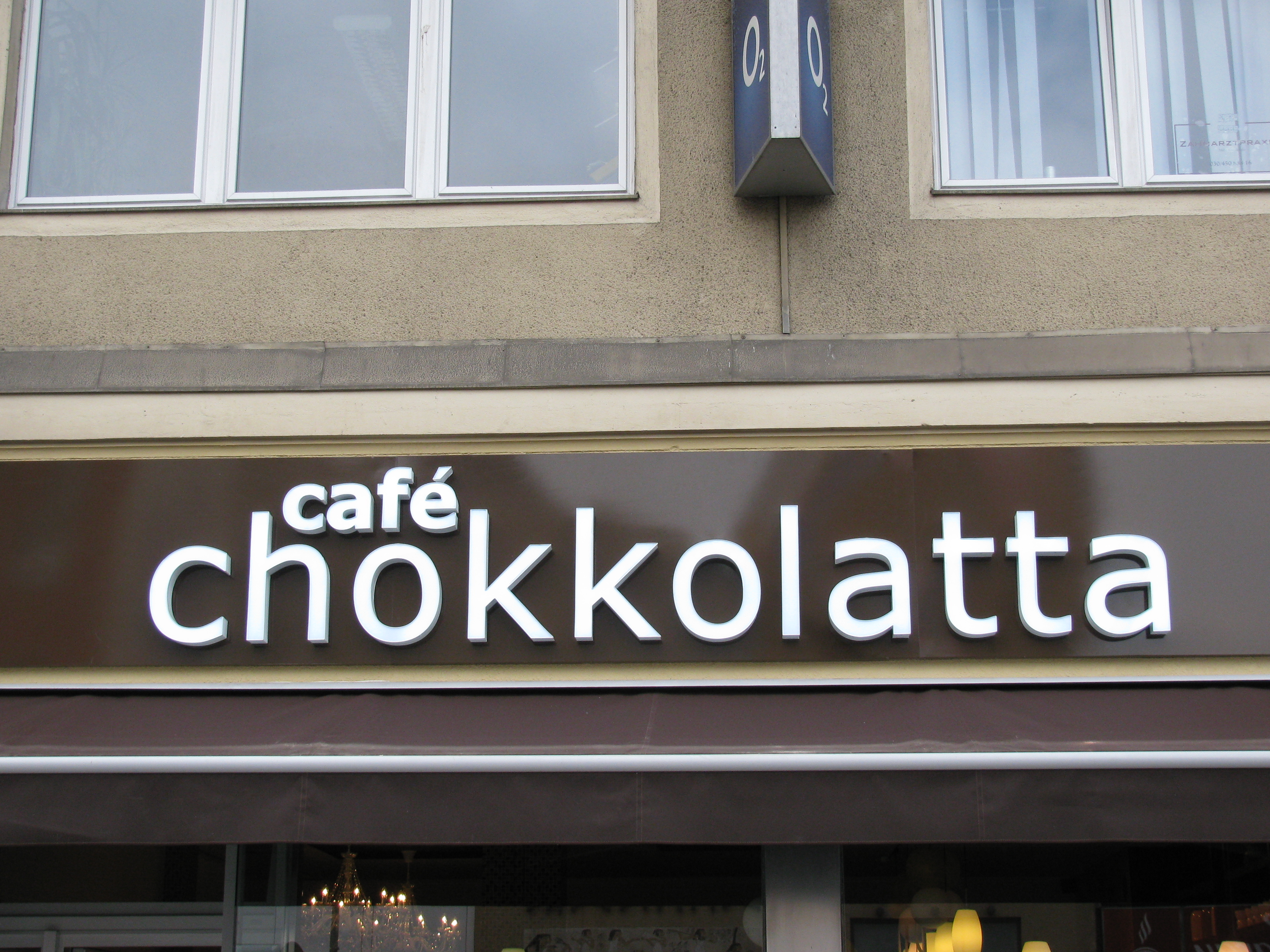 Das schöne und nagelneue Cafe Chokkolatta in Berlin-Wedding am U-Bahnhof Seestraße!!! :)
