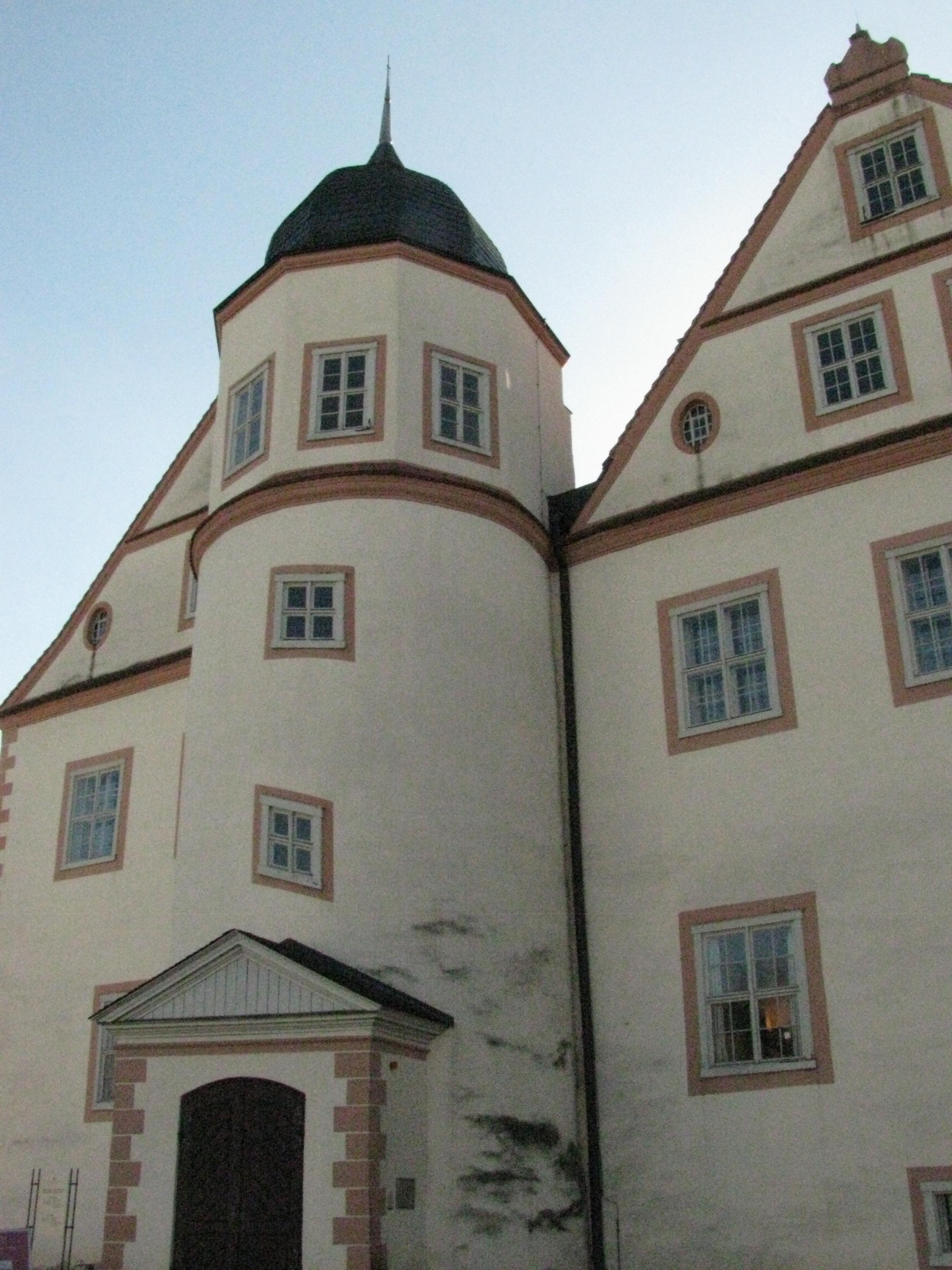 Die Nordseite des Schlosses mit dem schönen Turm. Es ist da ein Jagdschloss. :) 2014.