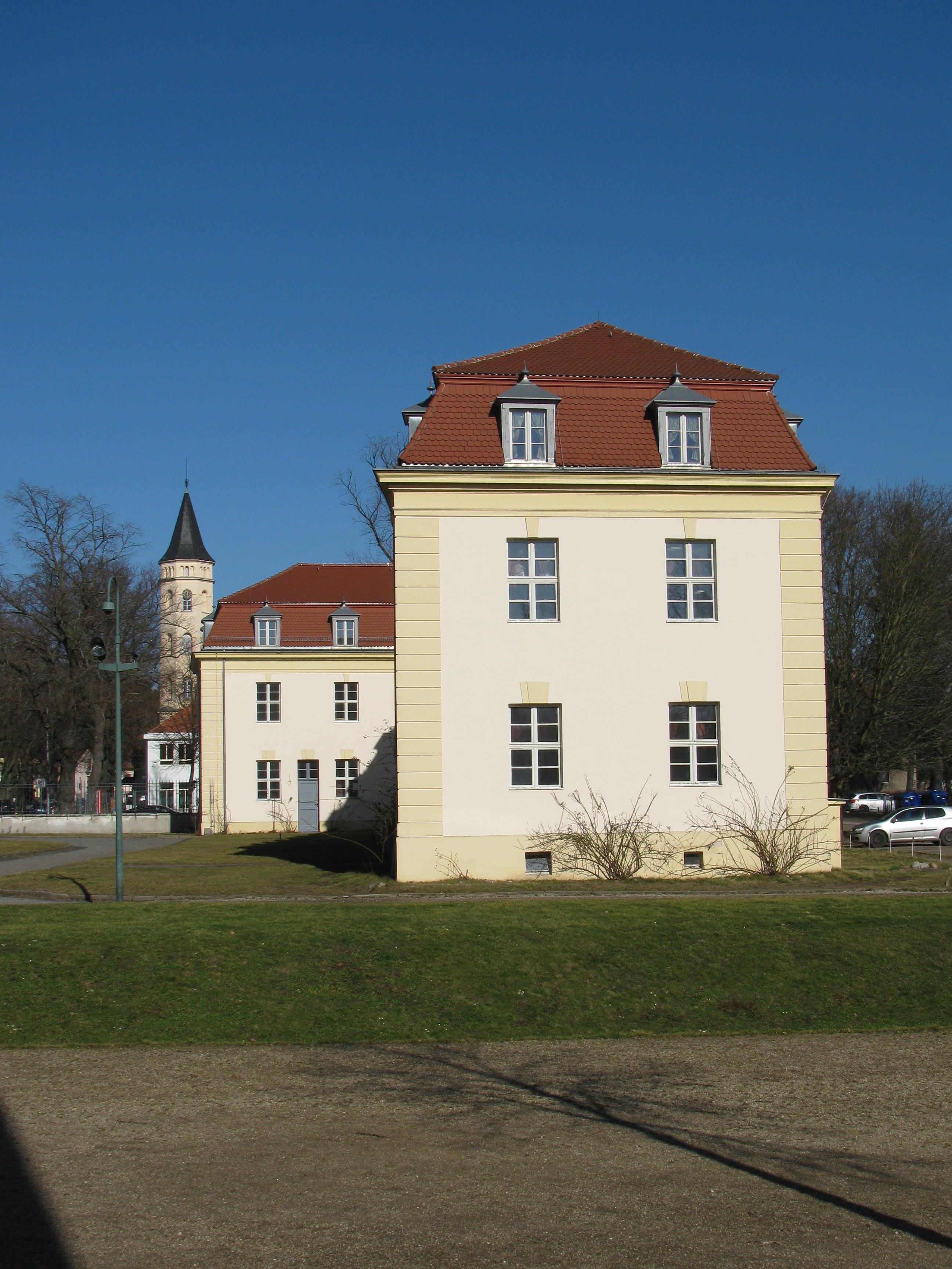 Rechtes Hofgebäude dort mit der evangelischen Kirche hinten. Schlosspark.