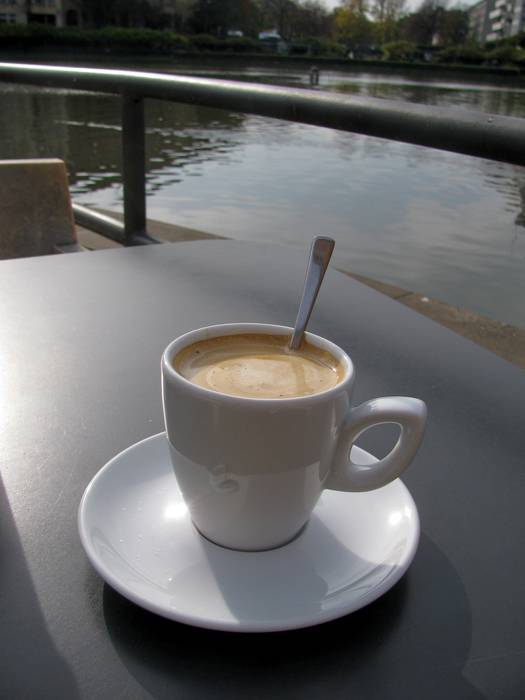 Mein Kaffee direkt am Engelbeckenwasser.:)