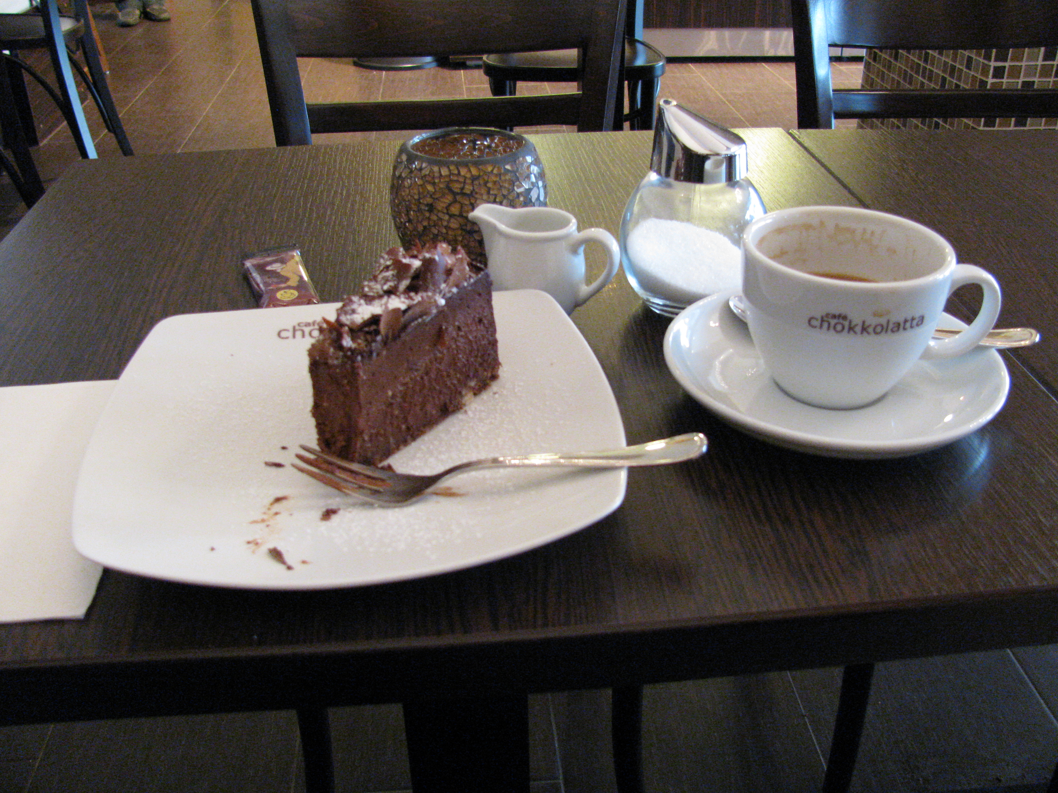 Schokoladen-Cheesecake, sehr lecker!!! Und eine schöne Tasse Cafe Crema!!! :) Mein Menu dort !!! ;)