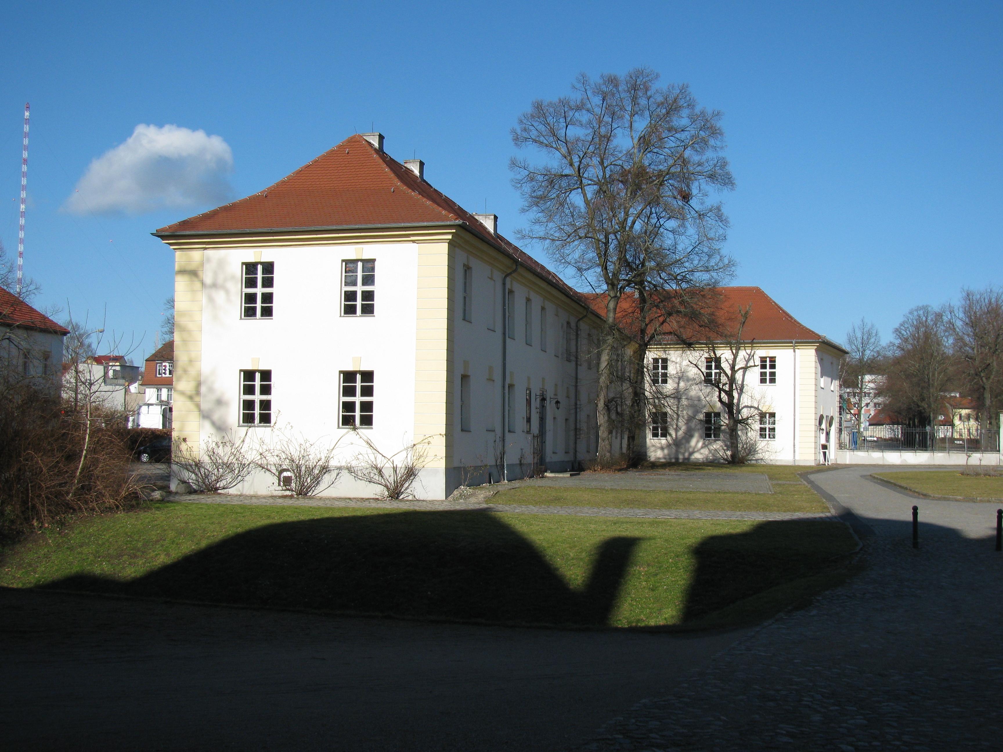 Linkes Hofgebäude vom Schlosspark Königs Wusterhausen.