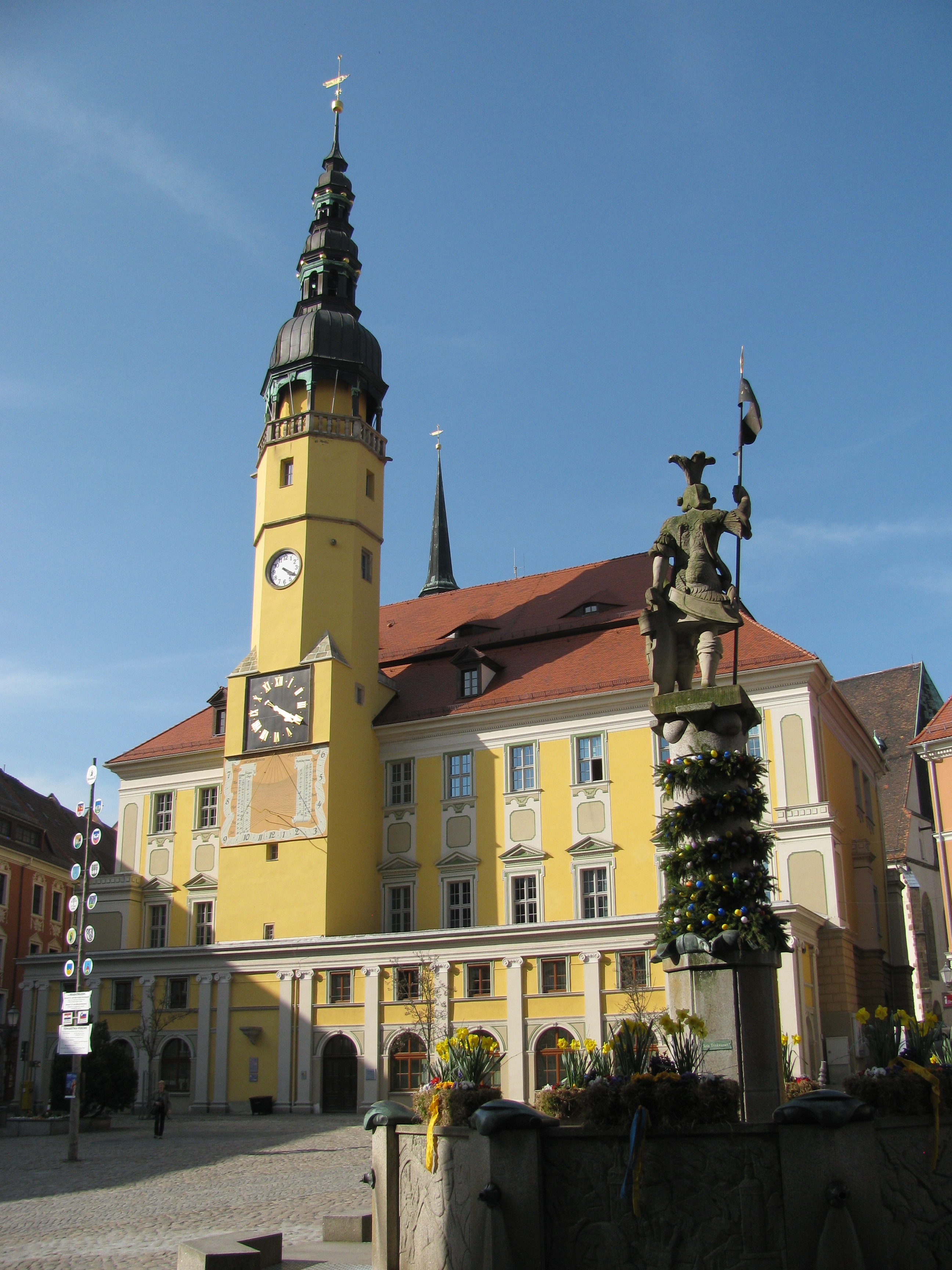 Rathaus mit Brunnen am Hauptmarkt.