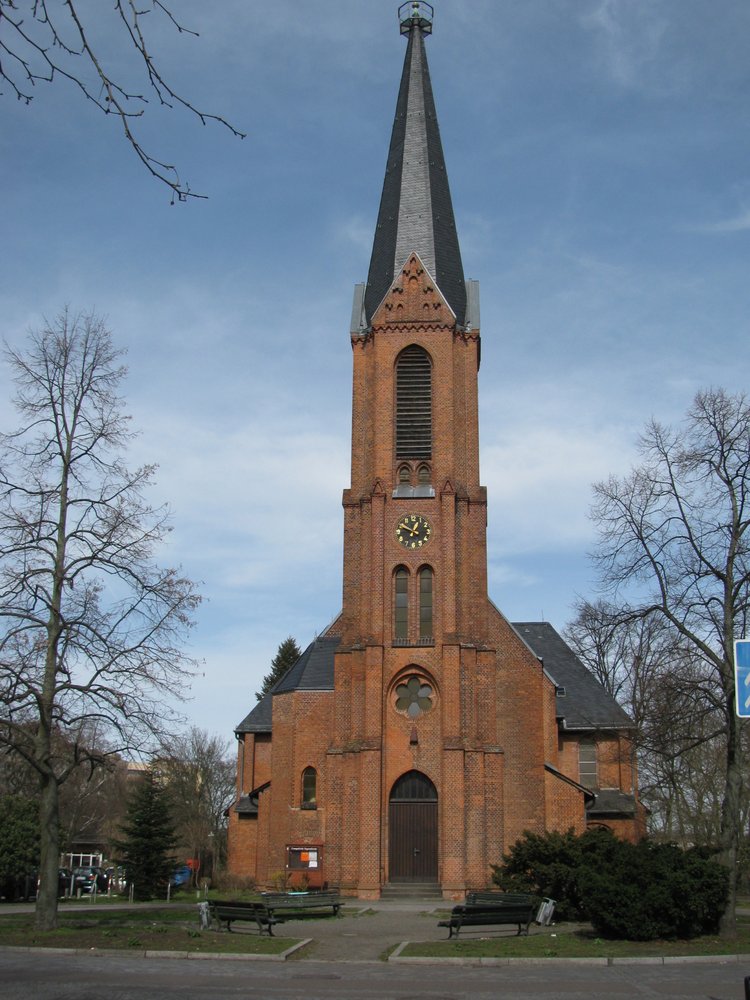 Die Segenskirche im März 2017. Südseite mit Turm. Blick von der Hechelstraße aus.