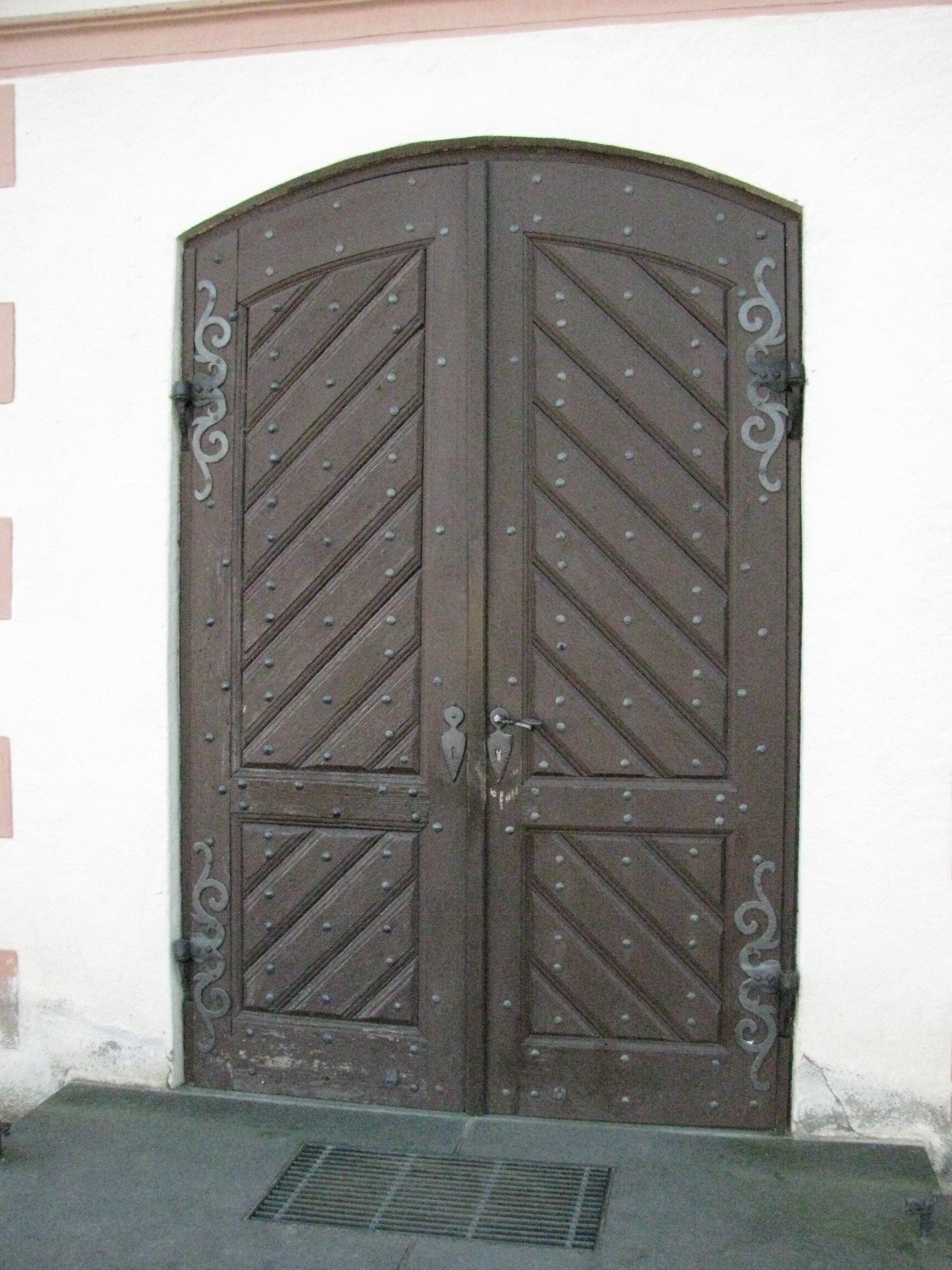 Durch diese Tür müsst ihr gehen!!! Schlossportal dort. :)