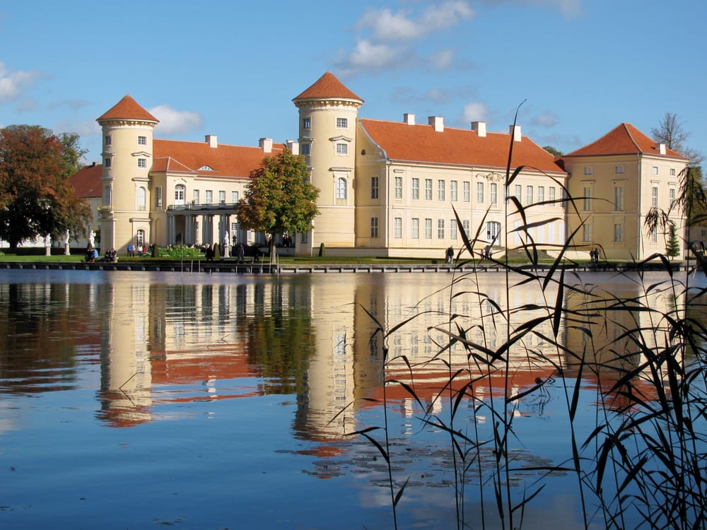 Schloss Rheinsberg mit Grienericksee, Totalansicht von Südwesten aus.