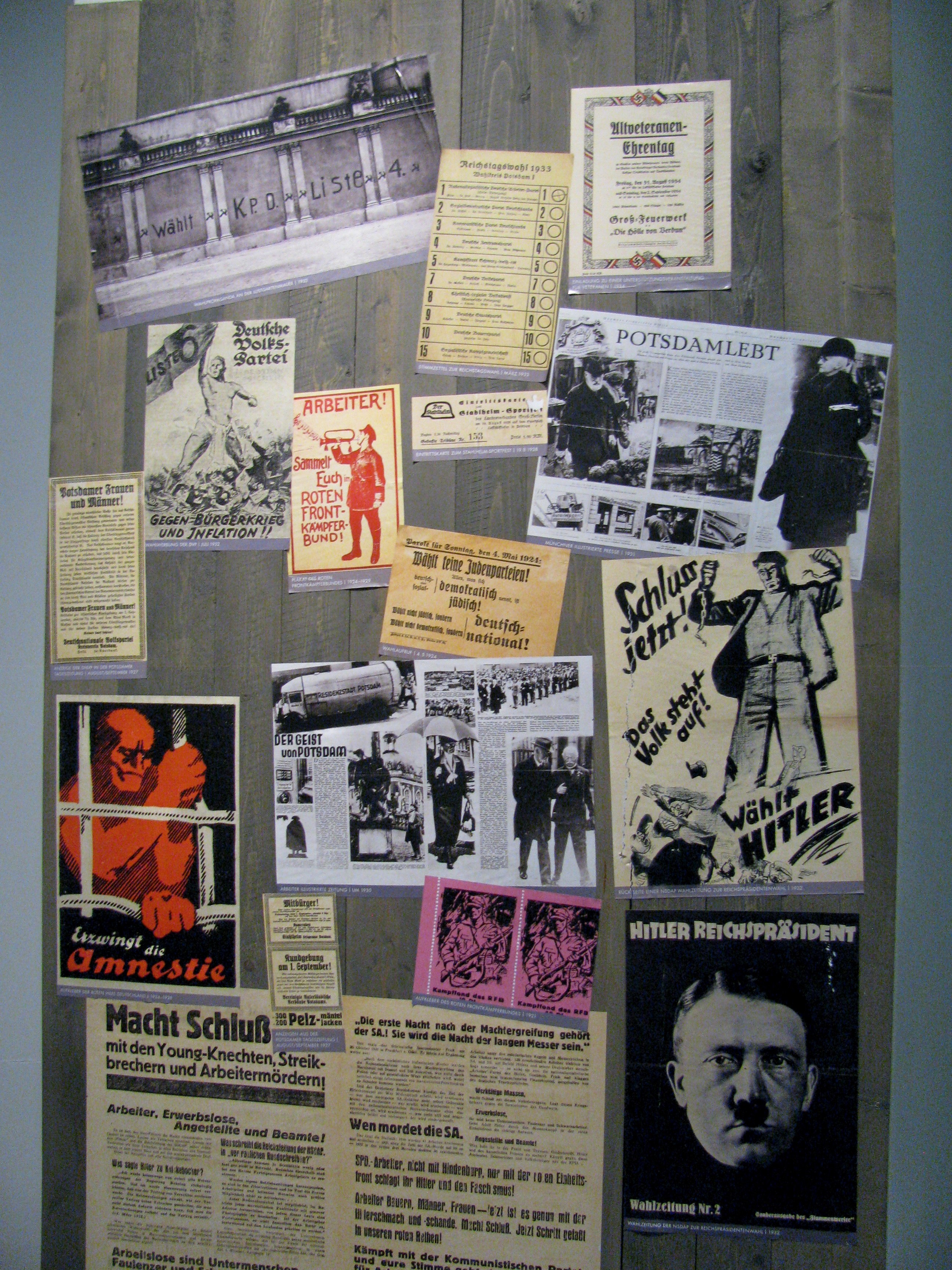 Politische Plakate von damals.