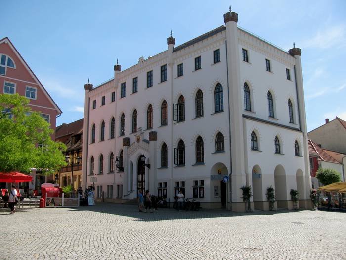 Neues Rathaus in Waren/Müritz im Juli 2019. Nordseite.