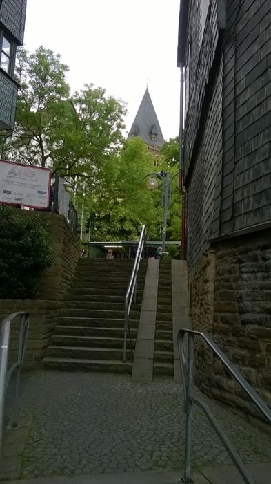 bis zum nächsten Mal, ich gehe die Treppe wieder hoch, tschüss..und danke für die Begleitung.