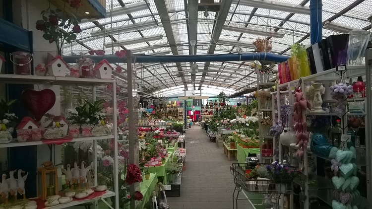 Blick in das weitläufige "Indoor"Blumengeschäft