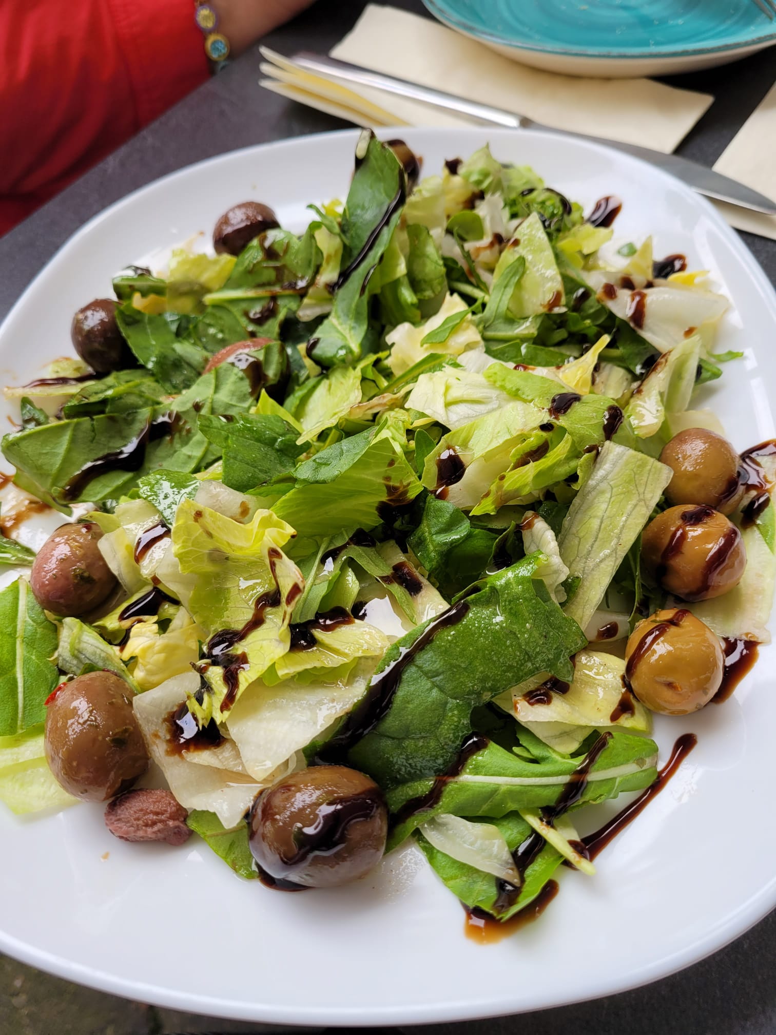 Kl.grüner Salat mit Oliven und Essig-/Öldressing