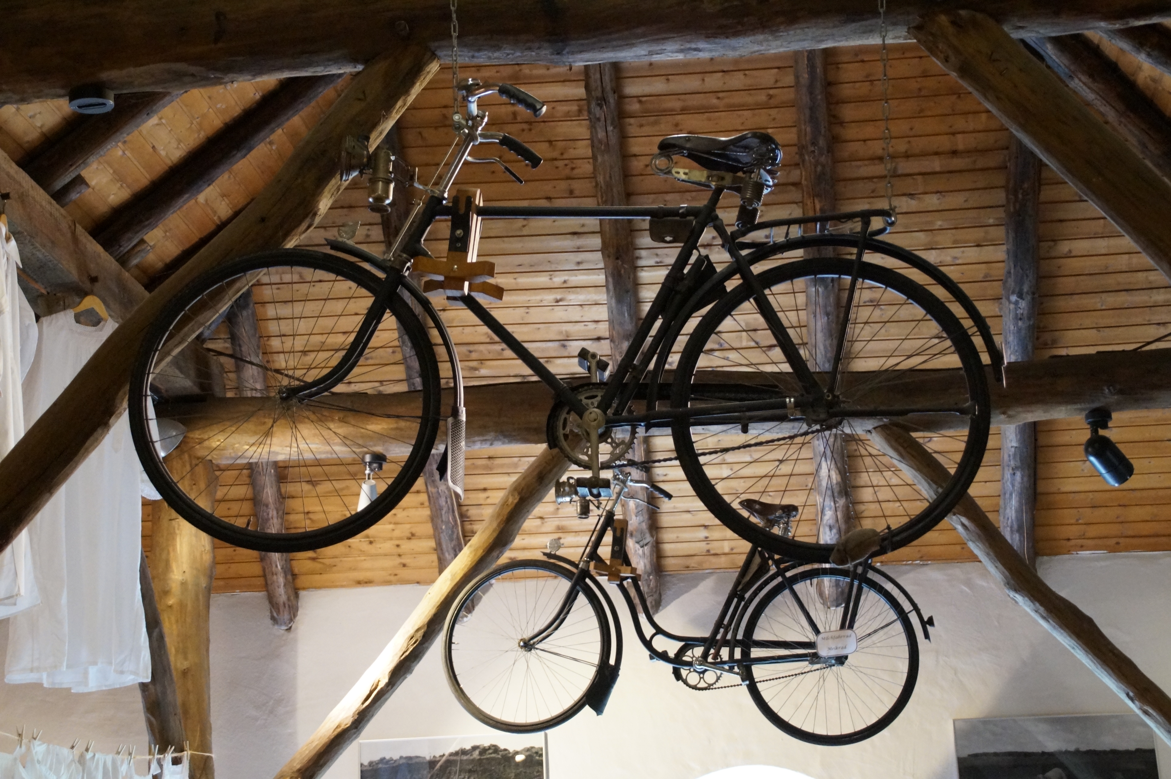 Alte Fahrräder unter der Decke ( noch mit Karbidlampe )