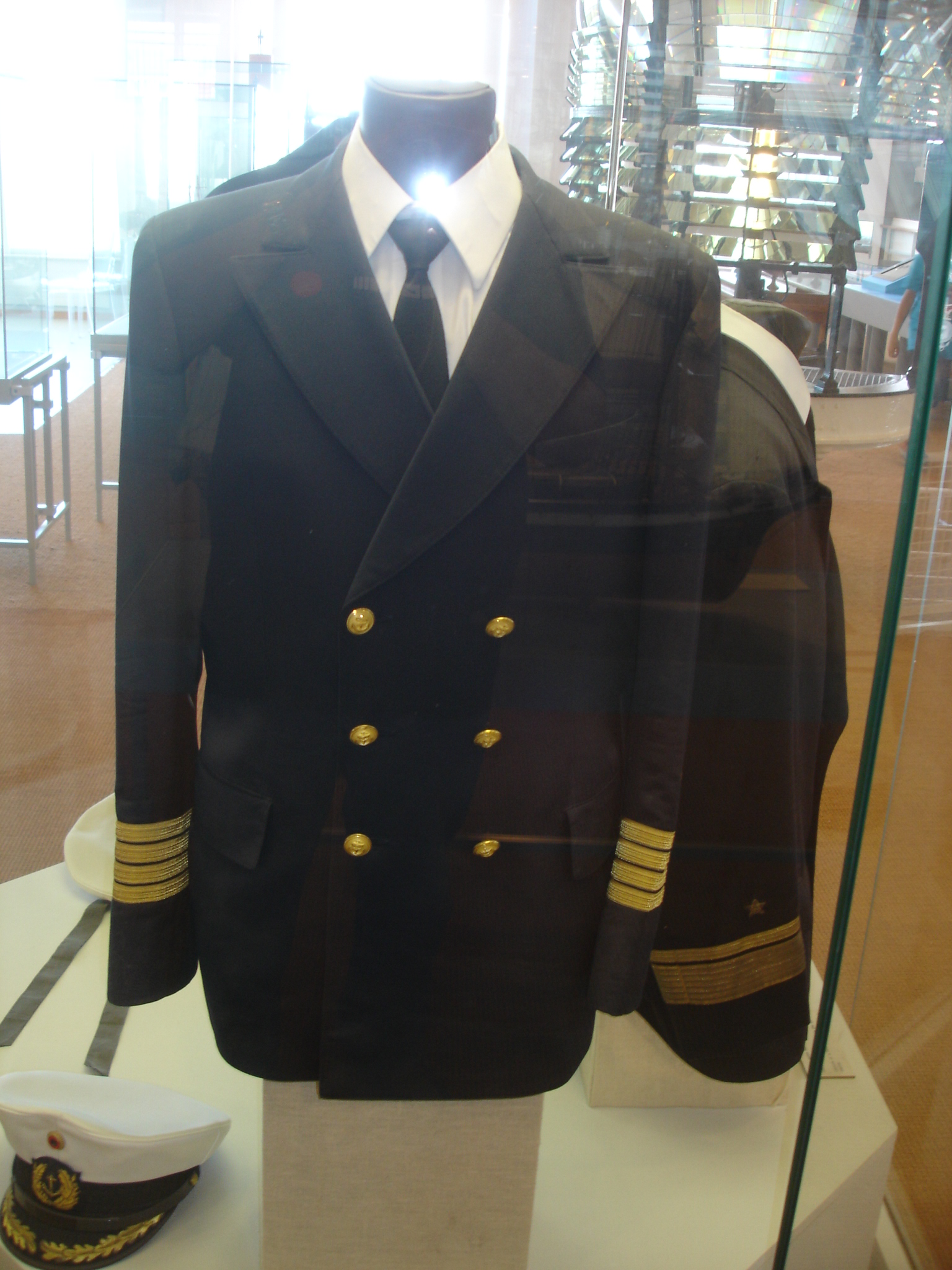 Links die Uniform eines Kapitän zur See ...
Rechts Admiralsuniform