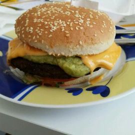 Sunshine Raggae Burger mit Guacamole, Nachos und Käse ... nur im Juni 