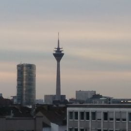 Der Rheinturm vom Hautbahnhof aus gesehen