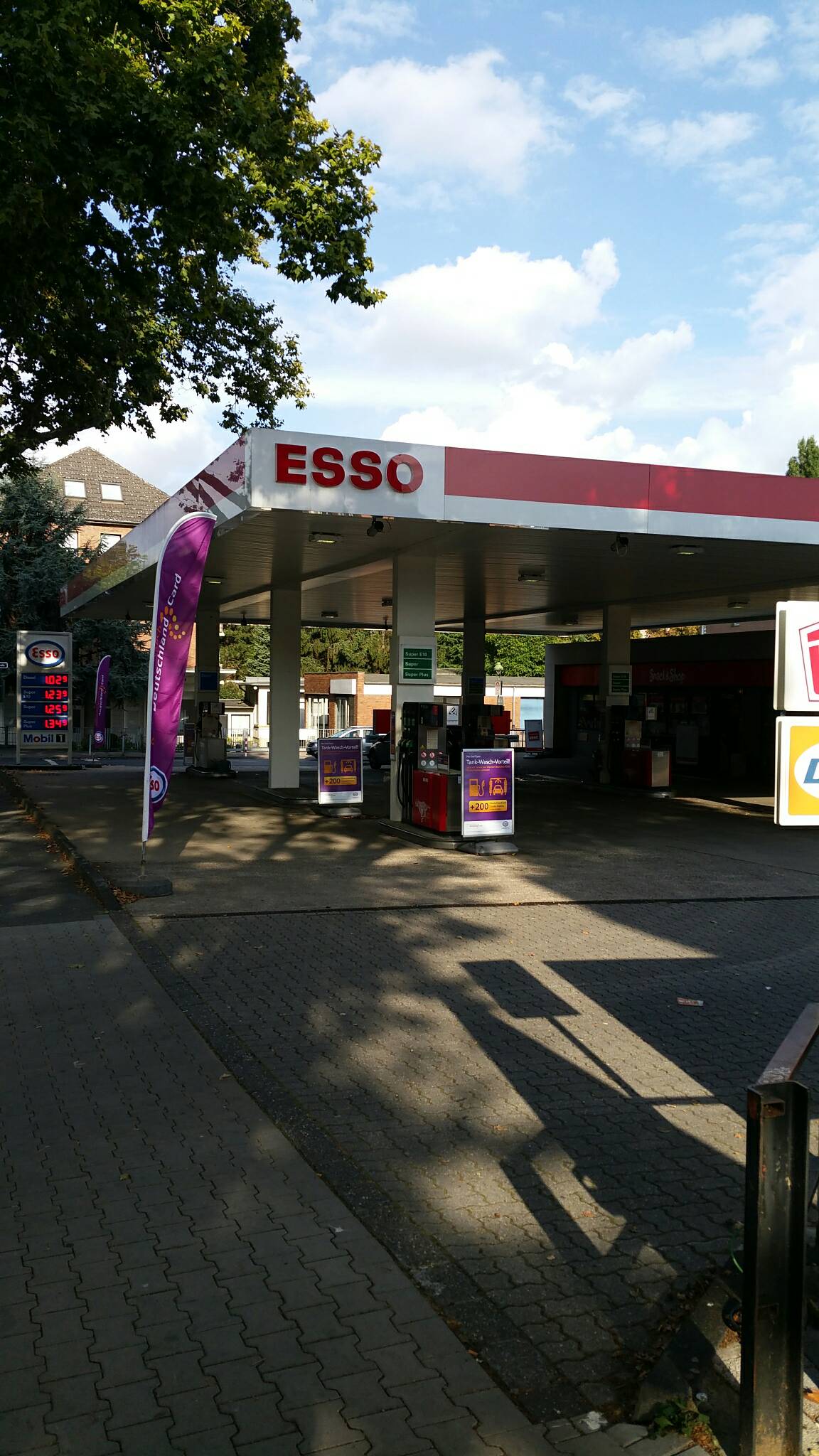 Bild 1 Esso Station in Düsseldorf