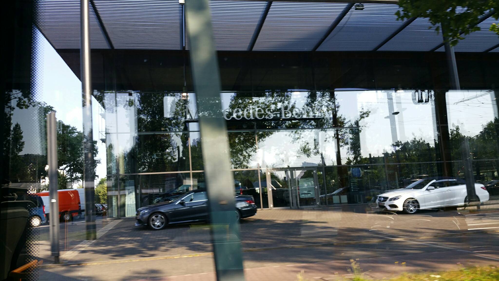 Bild 2 Mercedes-Benz Niederlassung Rhein-Ruhr in Düsseldorf