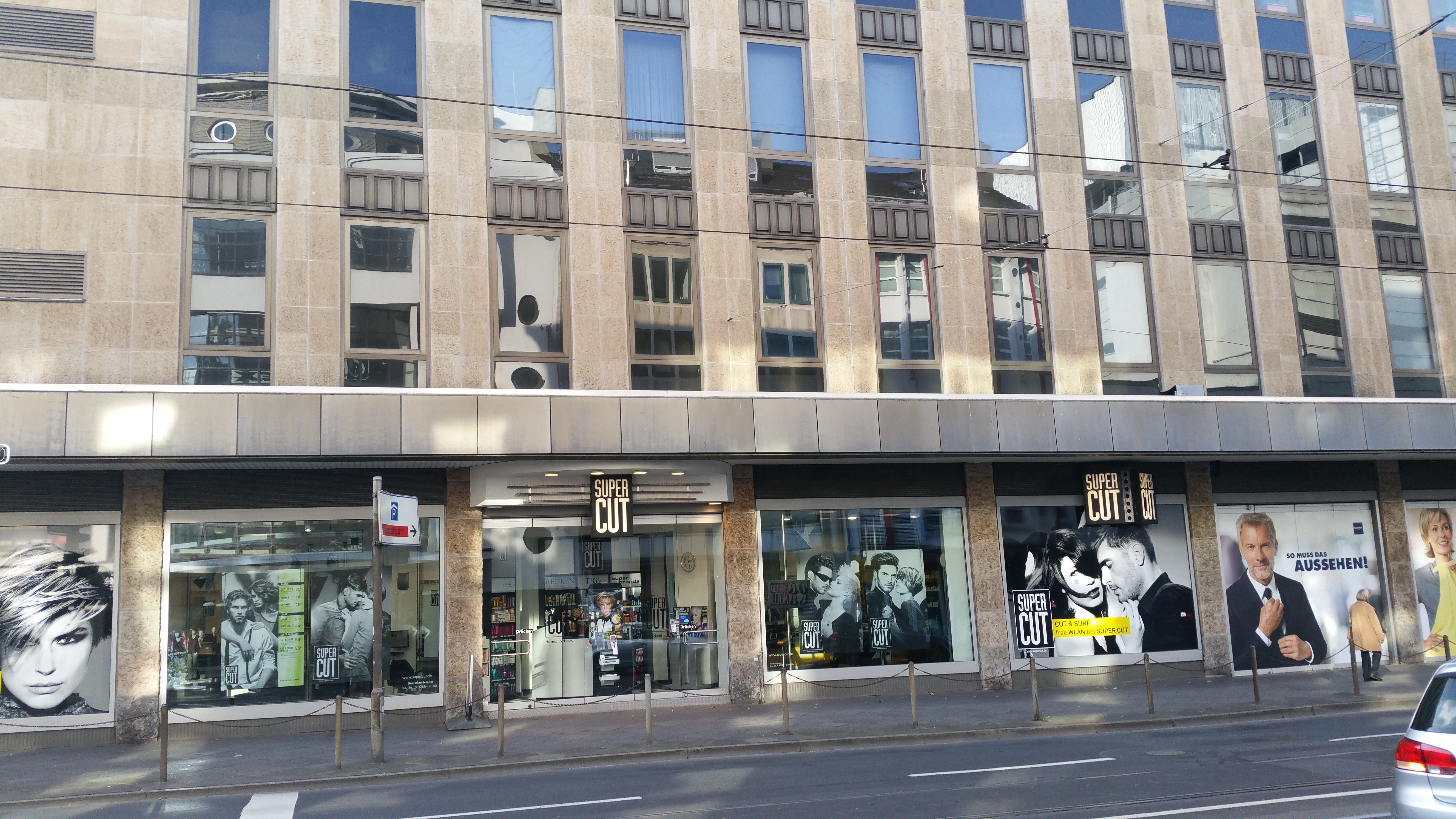 Eingang zu Super Cut.
Die Adresse lautet Schadowstraße wegen Karstadt.
Der Eingang ist aber in der Tonhallenstraße