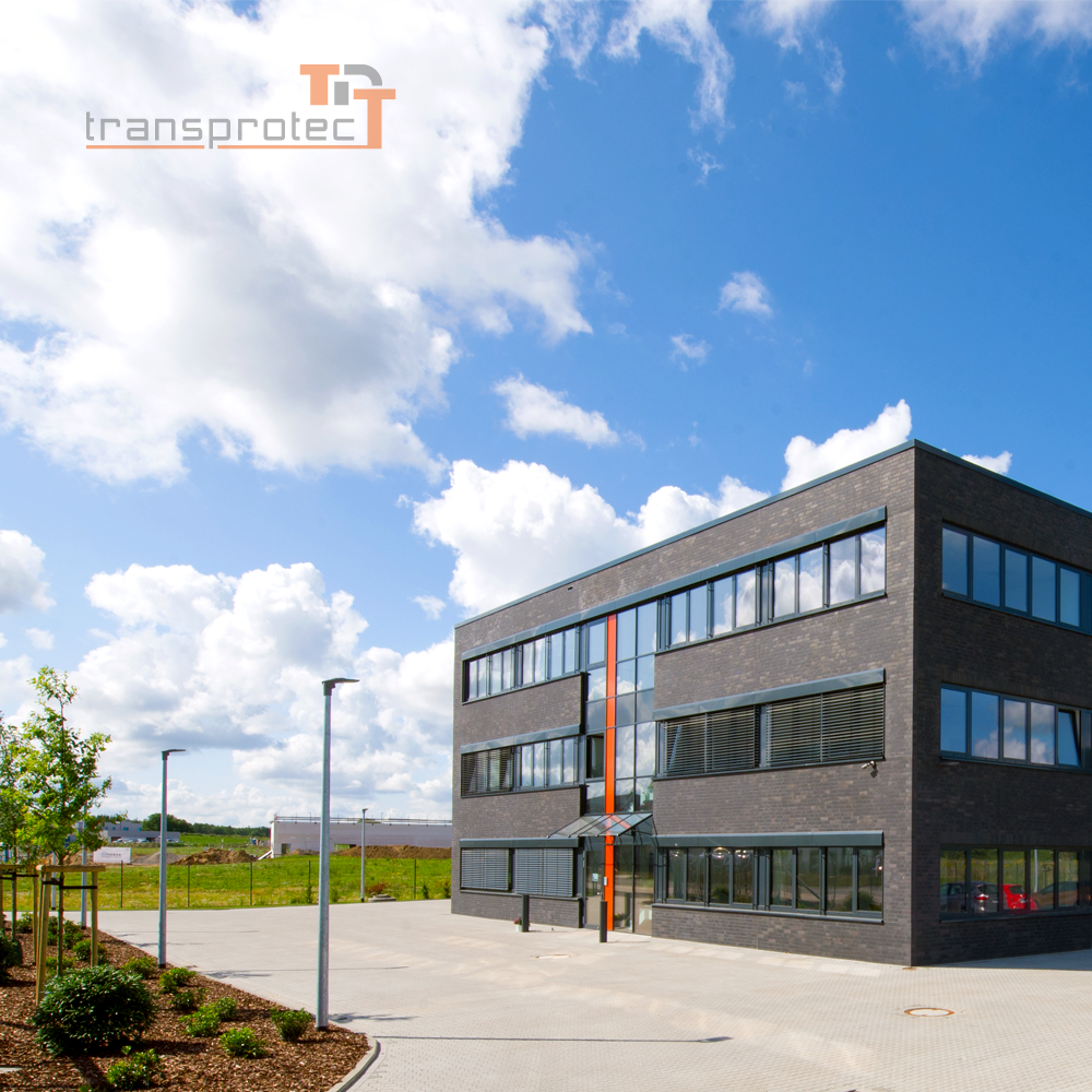 Firmengebäude der Firma transprotec mit blauem Himmel