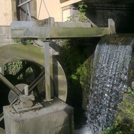 Mühlenrad der früheren Mühle,  Restaurant Schlossmühle.