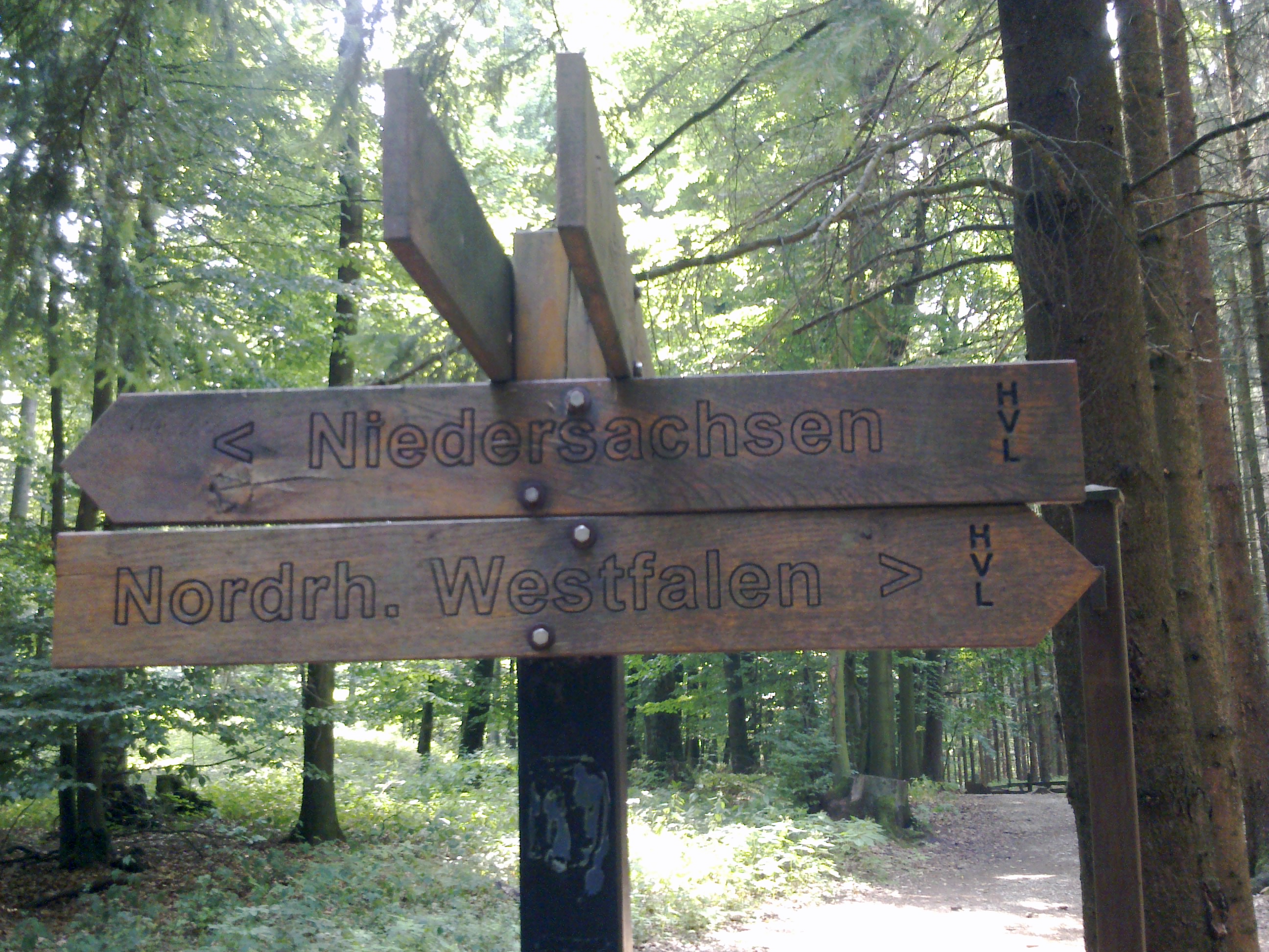 Hermannsweg, Schild an der Grenze Niedersachsen-Nordrhein-Westfalen.
