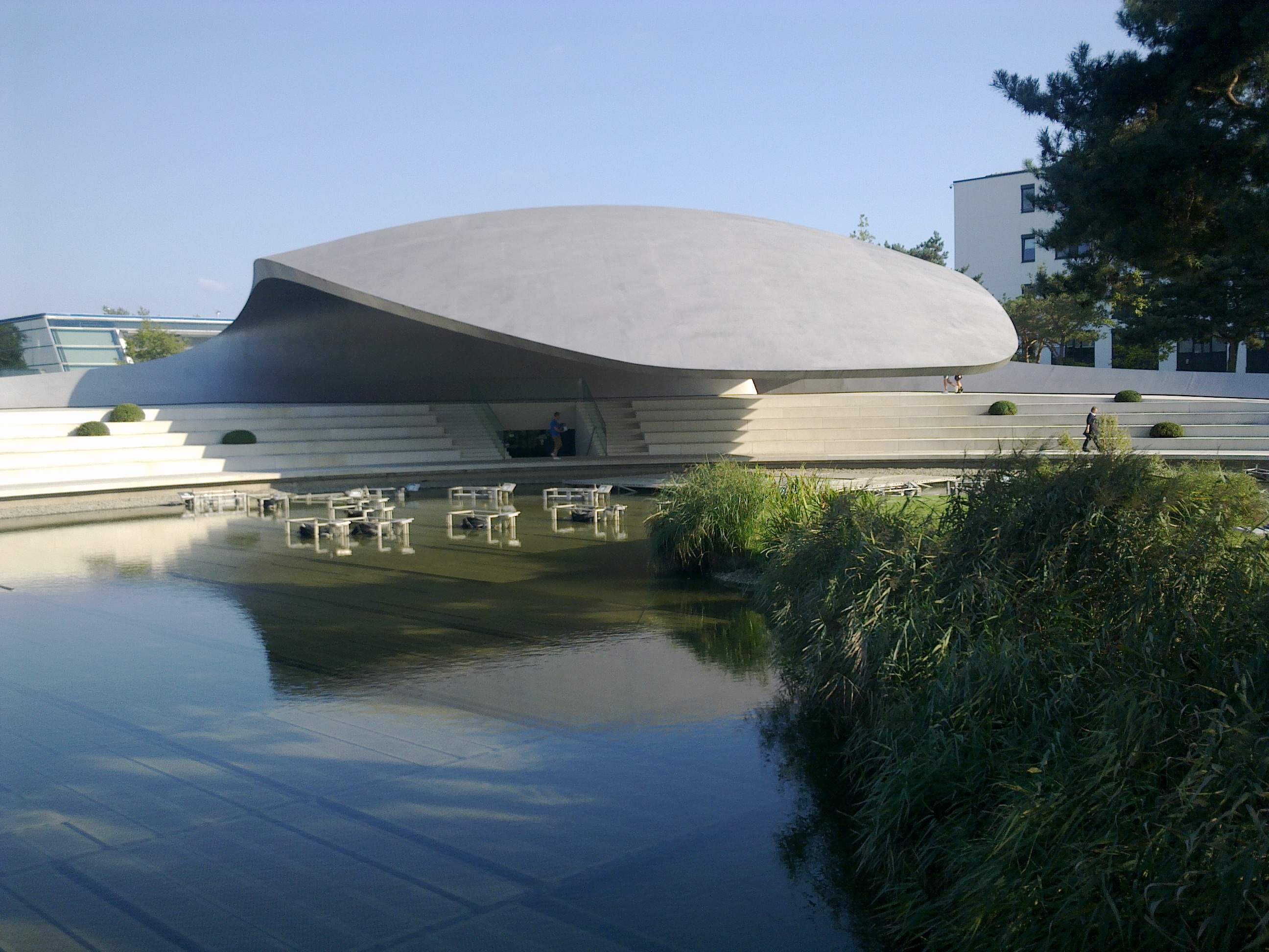 In der Autostadt Wolfsburg sieht man tolle Architektur.