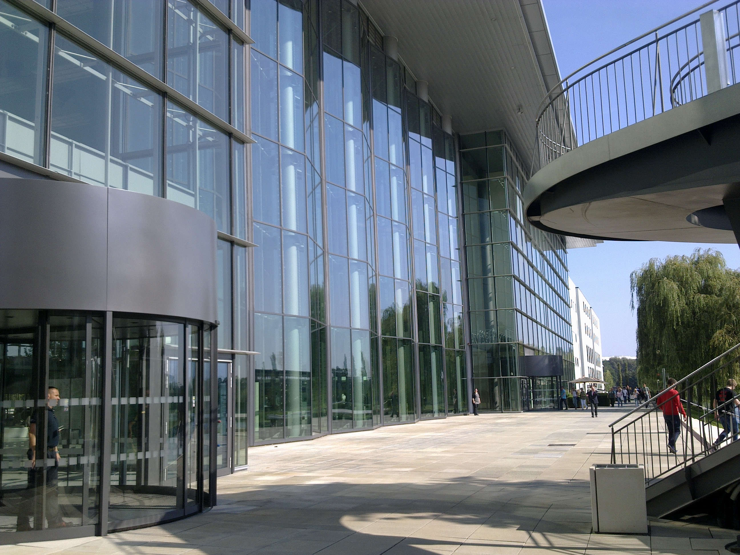 Vor der Empfangshalle in der Autostadt Wolfsburg .