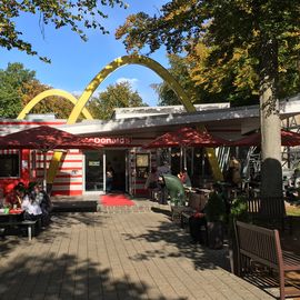 McDonalds direkt neben Filmstadt sowie Fernsehstudios