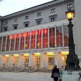 Residenztheater M&uuml;nchen mit Bar Zur sch&ouml;nen Aussicht im OG