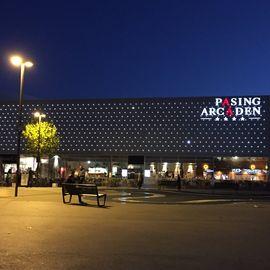 Pasing Arcaden bei Dunkelheit