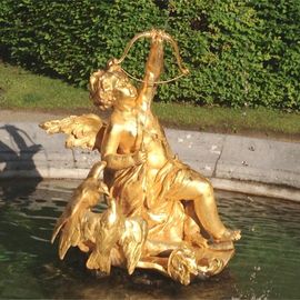 Springbrunnen mit der vergoldeten Figur eines "Pfeilschiessenden Amors" im Gartenbereich von Schloß Linderhof