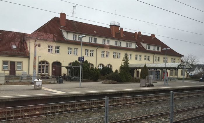 Einer der beiden Bahnhöfe, hier kommen Züge der DB an