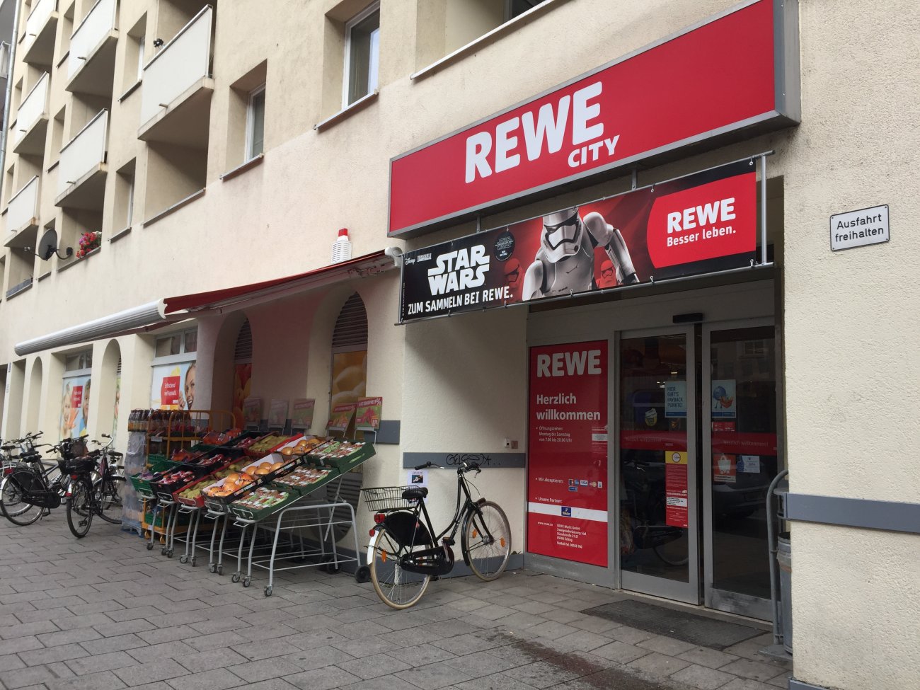 Bild 1 REWE in München