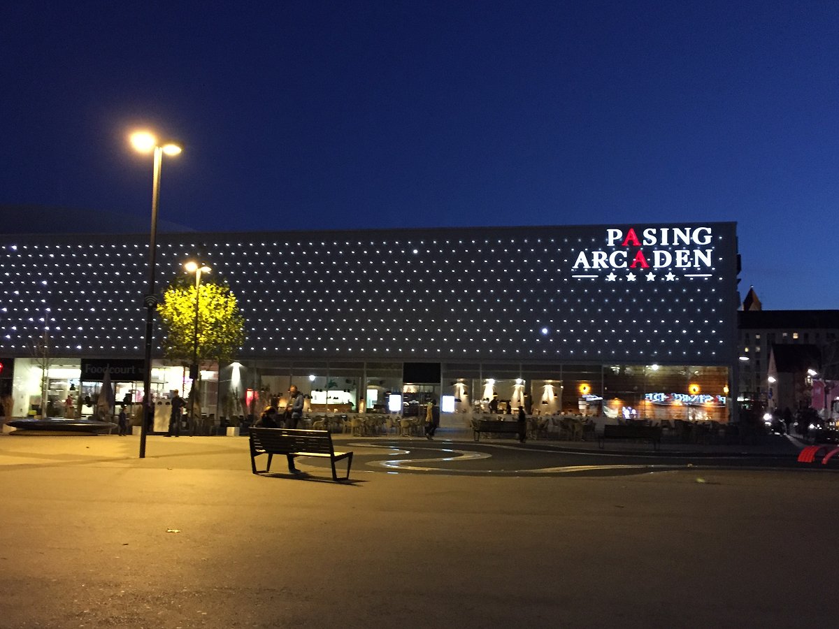 Pasing Arcaden bei Dunkelheit