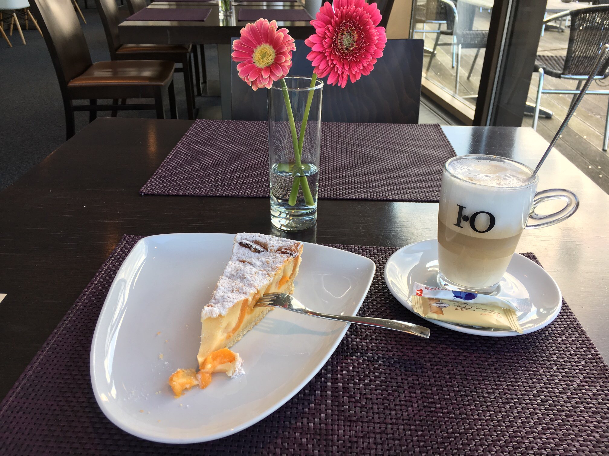 Aprikosenkuchen und Latte Macchiato (&euro; 6.-)