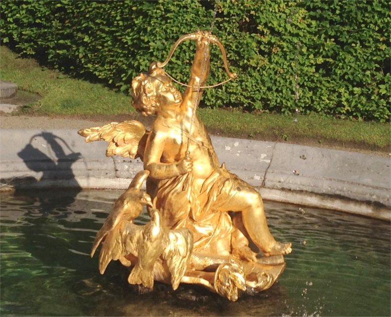 Springbrunnen mit der vergoldeten Figur eines "Pfeilschiessenden Amors" im Gartenbereich von Schloß Linderhof