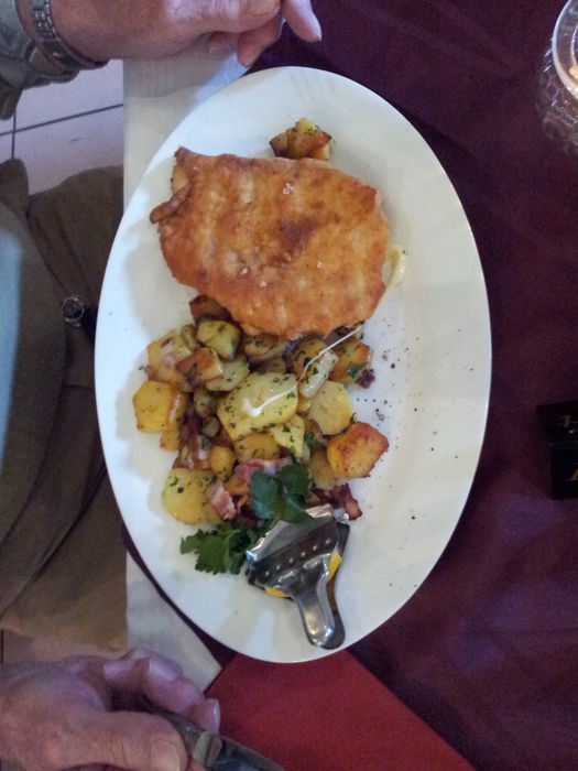Schnitzel Cordon bleu mit Bratkartoffeln und Beilagensalat. (Der Salat steht bei dem Zucchini-Gericht.)